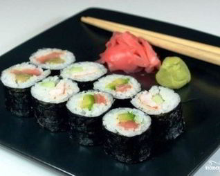 Роллы с авокадо, лососем и огурцом