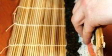 роллы с авокадо, лососем и огурцом