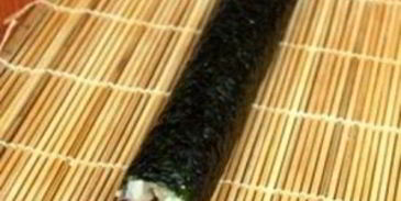 роллы с авокадо, лососем и огурцом