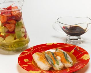 Роллы с креветками и сангрия