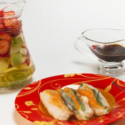 Роллы с креветками и сангрия