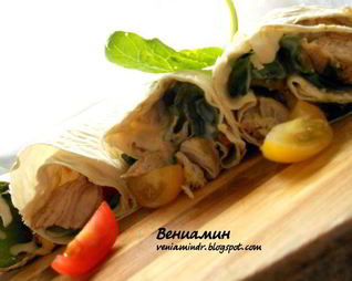Роллы с куриным филе, помидорами и шпинатом