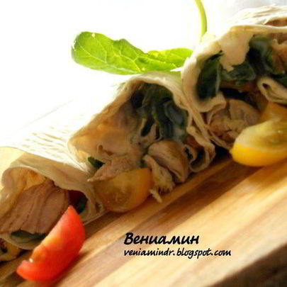 Роллы с куриным филе, помидорами и шпинатом