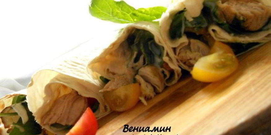 Рецепт роллов с куриным филе, помидорами и шпинатом