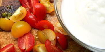 роллы с куриным филе, помидорами и шпинатом