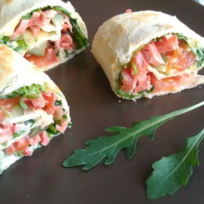 Роллы с овощами и ветчиной