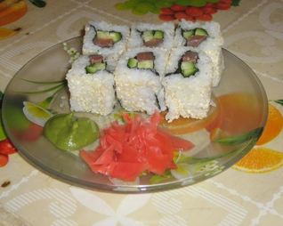 Роллы урамаки рисом наружу