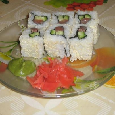 Роллы урамаки рисом наружу