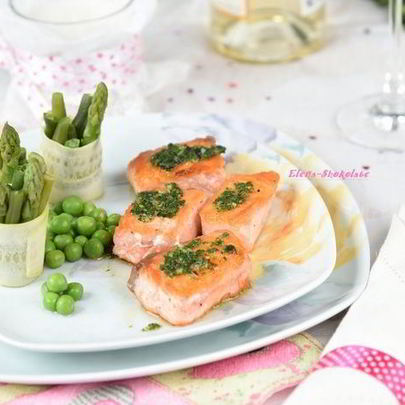 Семга с соусом эскарго и овощными роллами