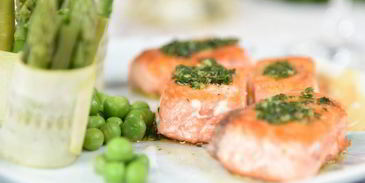 семга с соусом эскарго и овощными роллами