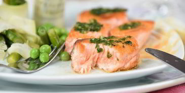 семга с соусом эскарго и овощными роллами