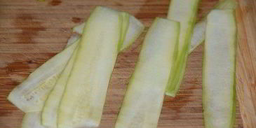 семга с соусом эскарго и овощными роллами