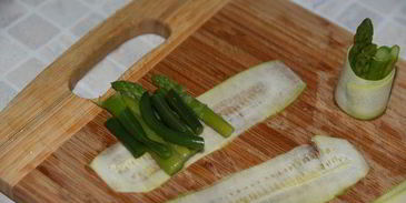 семга с соусом эскарго и овощными роллами