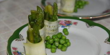 семга с соусом эскарго и овощными роллами