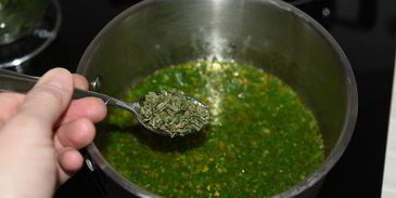 семга с соусом эскарго и овощными роллами