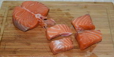 семга с соусом эскарго и овощными роллами