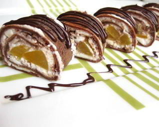 Шоколадные роллы с персиком