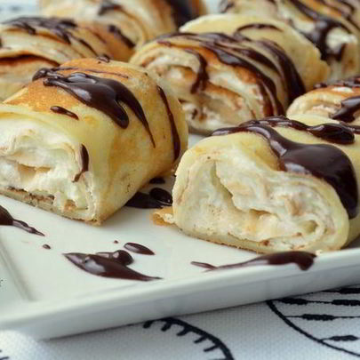 Сладкие роллы из рисовых блинчиков с бананово-творожным кремом и шоколадным соусом