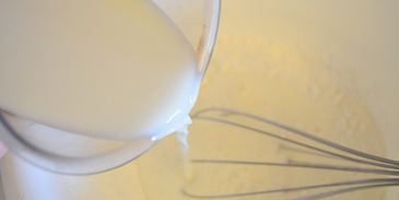 сладкие роллы из рисовых блинчиков с бананово-творожным кремом и шоколадным соусом