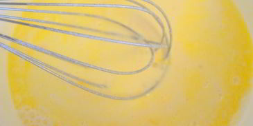 сладкие роллы из рисовых блинчиков с бананово-творожным кремом и шоколадным соусом