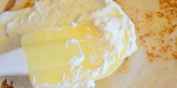 сладкие роллы из рисовых блинчиков с бананово-творожным кремом и шоколадным соусом