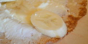 сладкие роллы из рисовых блинчиков с бананово-творожным кремом и шоколадным соусом