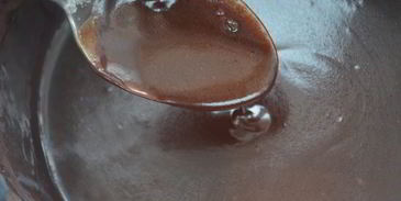 сладкие роллы из рисовых блинчиков с бананово-творожным кремом и шоколадным соусом