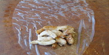 спринг-роллы с курицей, грибами и сливочным сыром