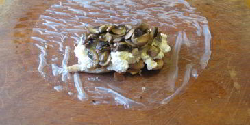 спринг-роллы с курицей, грибами и сливочным сыром