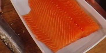 спринг-роллы с лососем и свежим шпинатом