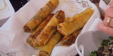 спринг-роллы с лососем и свежим шпинатом