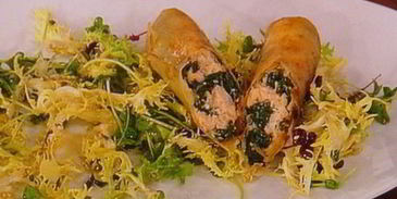 спринг-роллы с лососем и свежим шпинатом