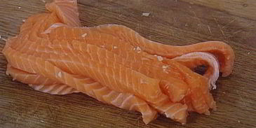 спринг-роллы с лососем и свежим шпинатом