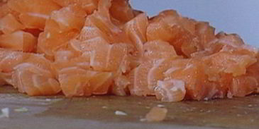 спринг-роллы с лососем и свежим шпинатом