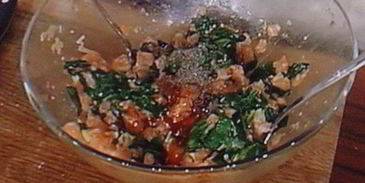 спринг-роллы с лососем и свежим шпинатом