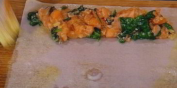 спринг-роллы с лососем и свежим шпинатом