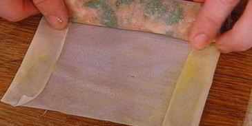 спринг-роллы с лососем и свежим шпинатом