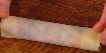 спринг-роллы с лососем и свежим шпинатом