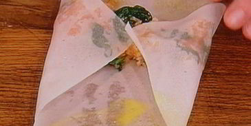 спринг-роллы с лососем и свежим шпинатом