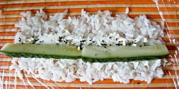 суши-ролл без нори с лососем и сыром филадельфия