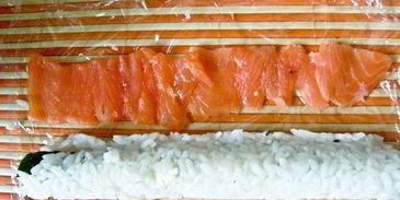 суши-ролл без нори с лососем и сыром филадельфия