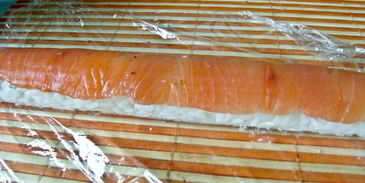 суши-ролл без нори с лососем и сыром филадельфия