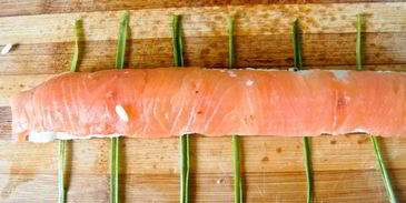 суши-ролл без нори с лососем и сыром филадельфия