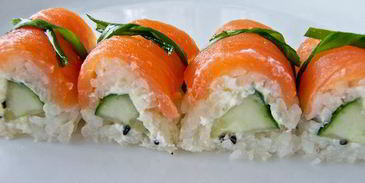 суши-ролл без нори с лососем и сыром филадельфия