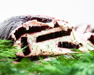 Свекольный ролл с творогом