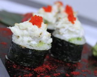 Запеченный ролл с крабом и авокадо