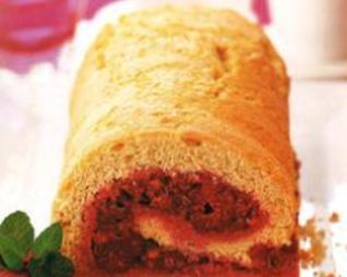 Бисквитный рулет с малиной