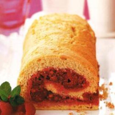 Бисквитный рулет с малиной