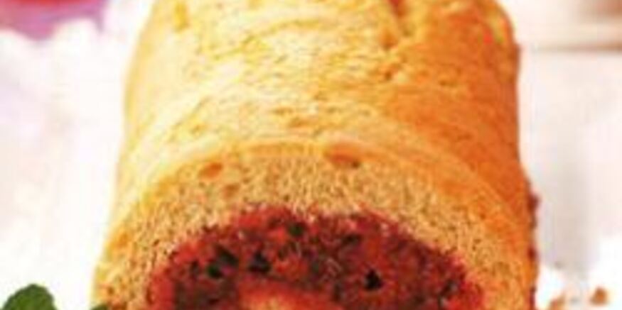 Рецепт бисквитного рулета с малиной