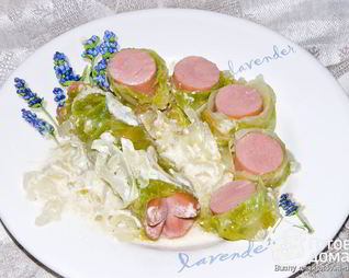 Капустные рулетики в луково-сметанном соусе